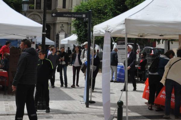 Le public se déplace autour de stands tenus par des archéologues