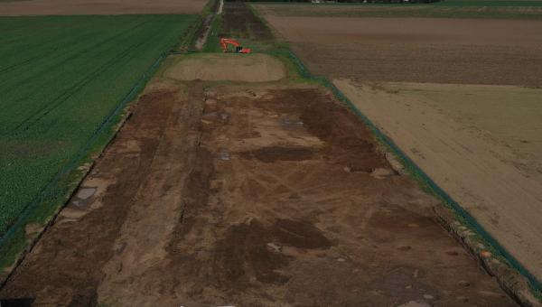 Vue d'ensemble d'un site archéologique prise depuis un drone.