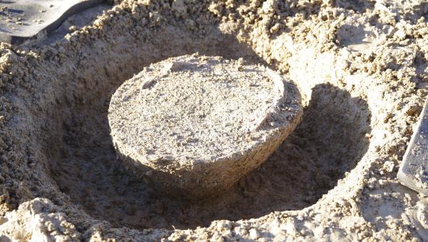 Sur leterrain, on aperçoit une motte de terre détourée par une grande rigole autour d'elle.