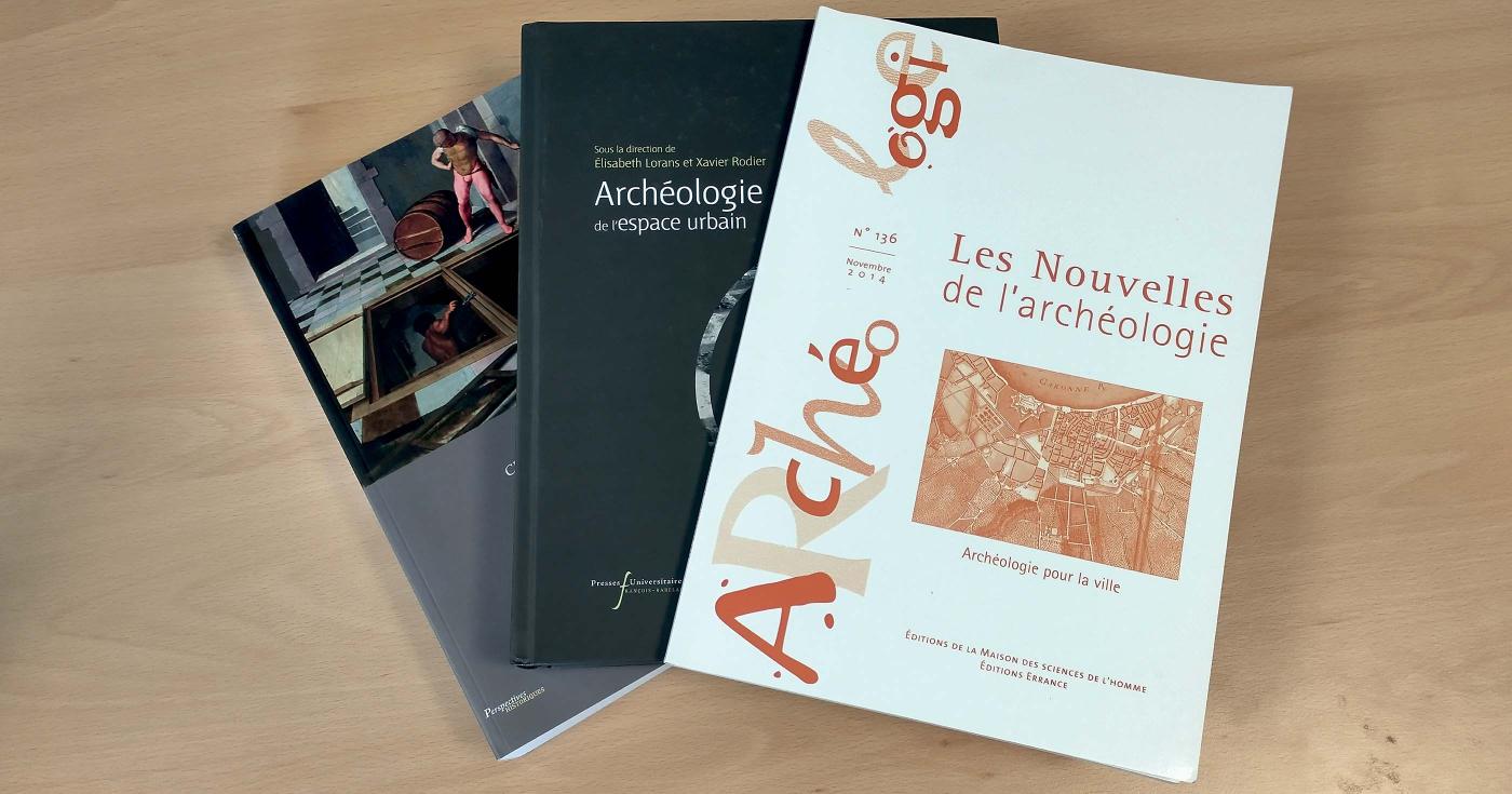 Des publications archéologiques sont posées sur une table.