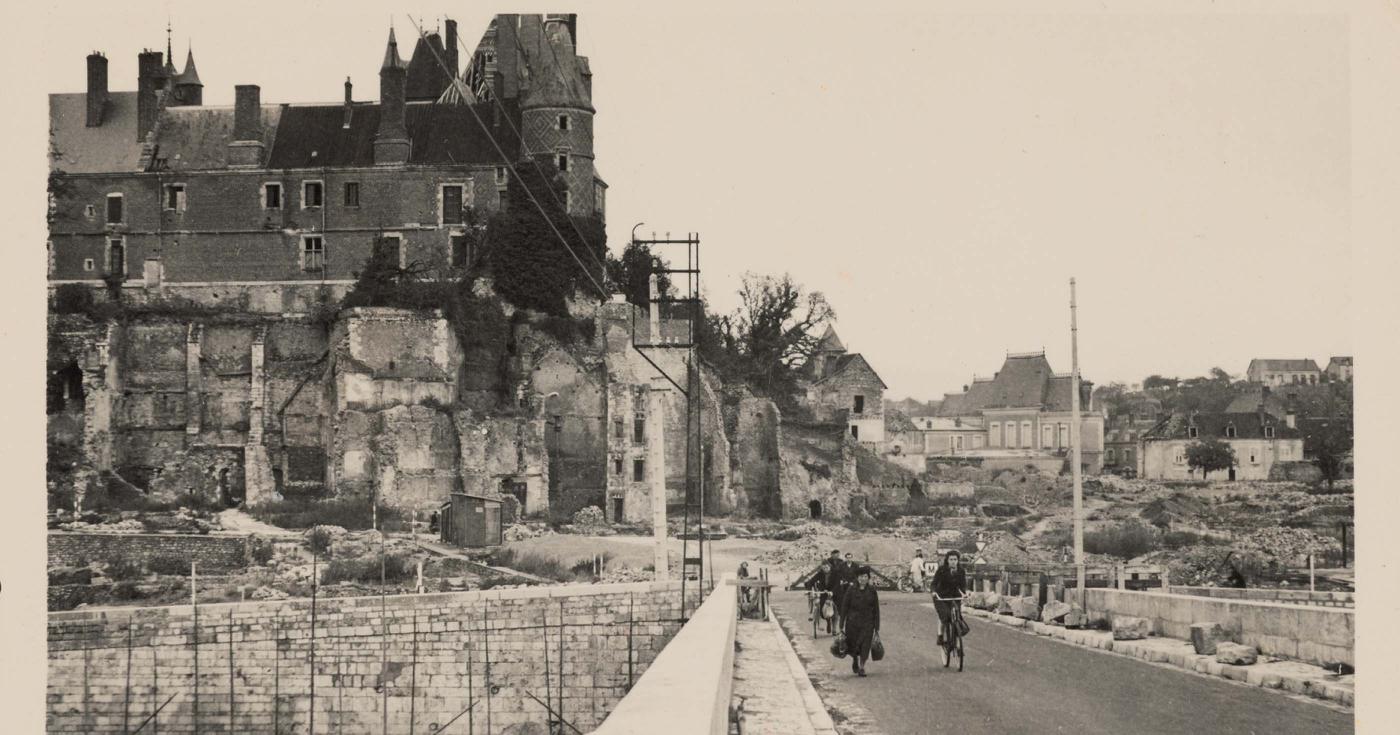 Le château de Gien et ses alentours apparaissent en partie détruits par les bombardements de la Seconde Guerre Mondiale.