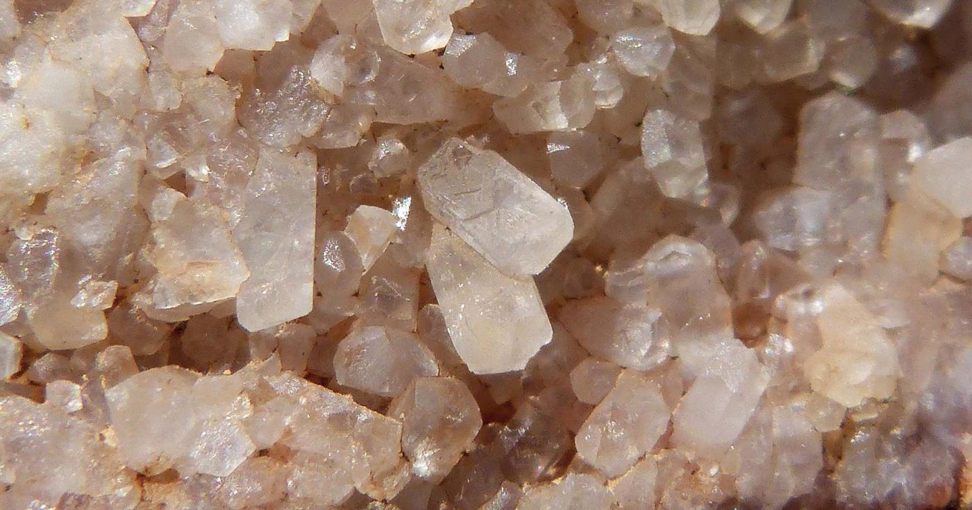 Photo zoomée sur des cristaux de quartz rose.