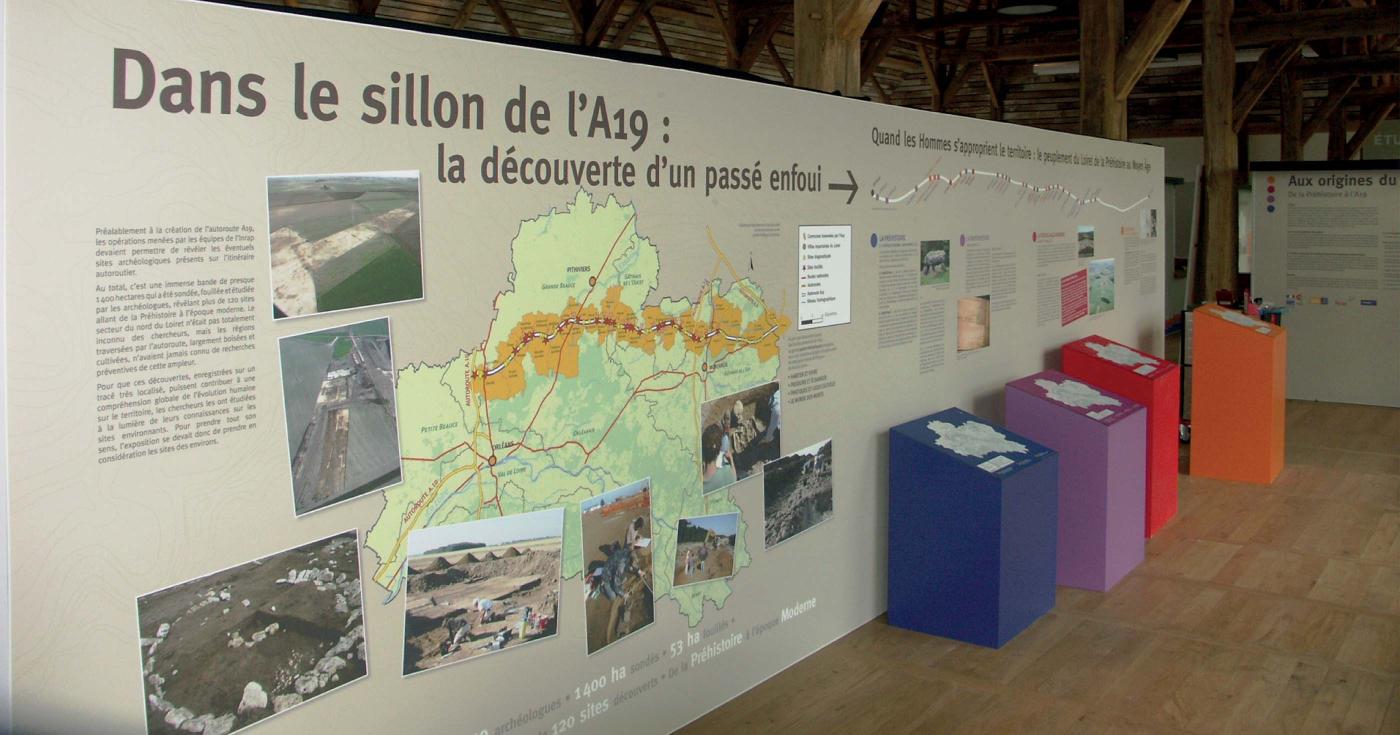 Des panneaux d'exposition expliquent les découvertes archéologiques réalisées lors des fouilles précédant la construction de l'autoroute A19.
