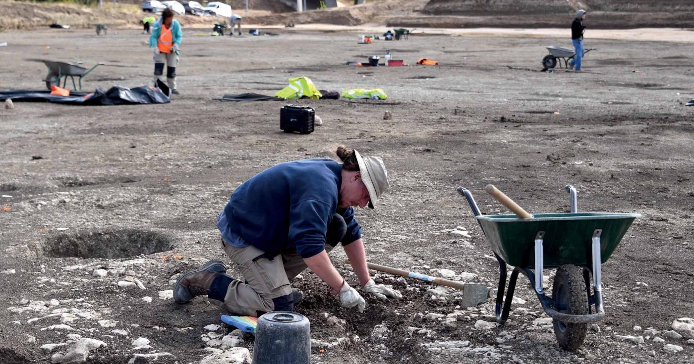 Archéologues en train de fouiller sur le terrain.