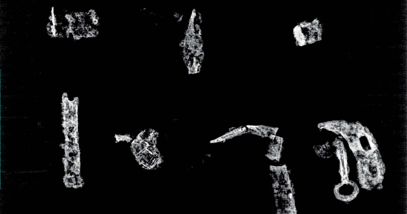 Radiographie aux rayons X sur laquelle apparaissent des objets archéologiques.
