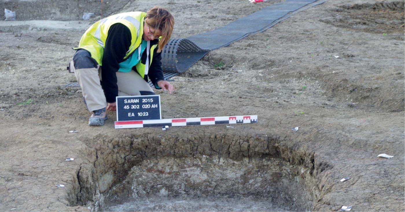 Une archéologue installe les outils nécessaires pour prendre une photographie technique de vestige archéologique.