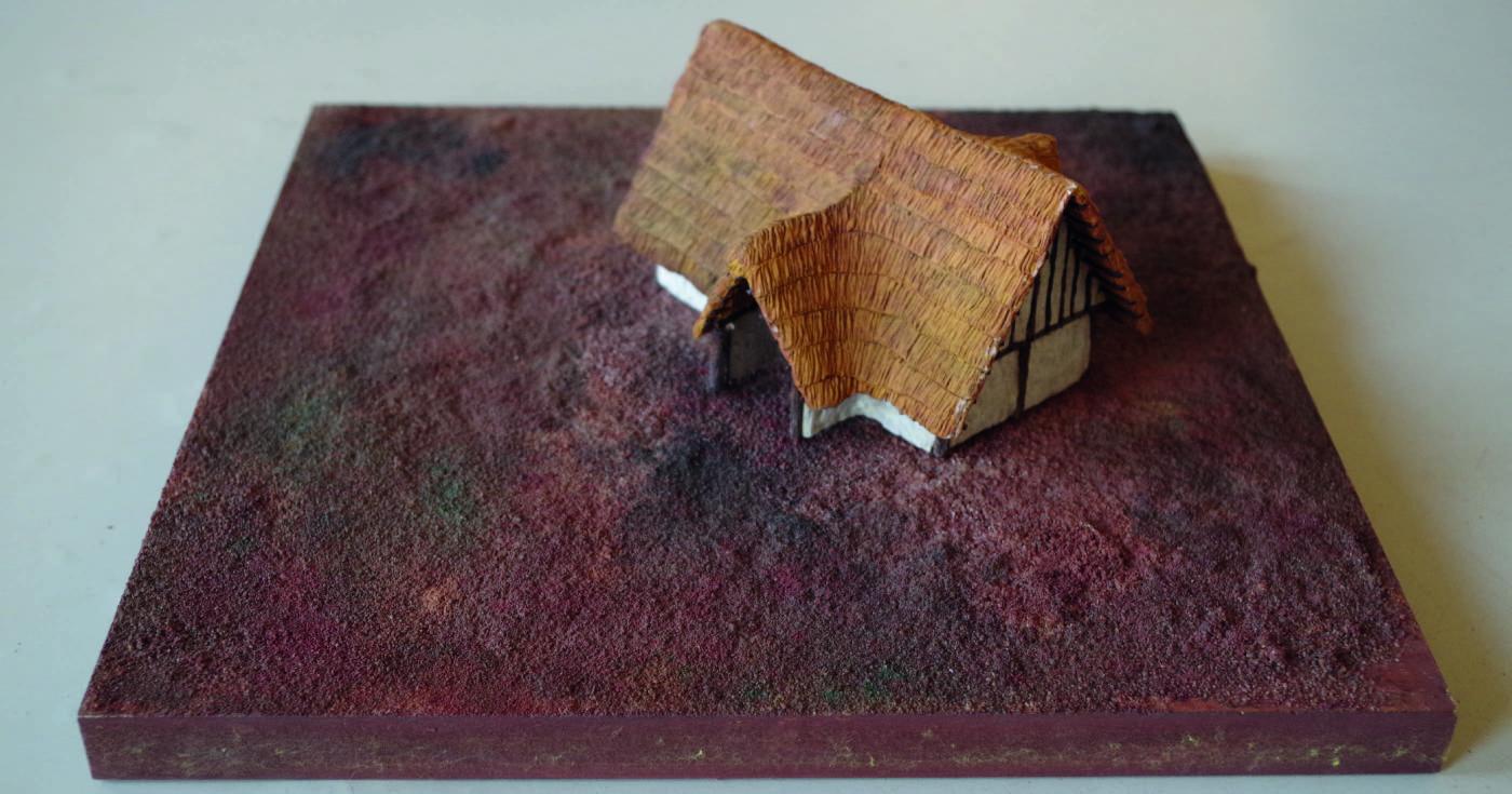 Maquette présentant une maison restangulaire.