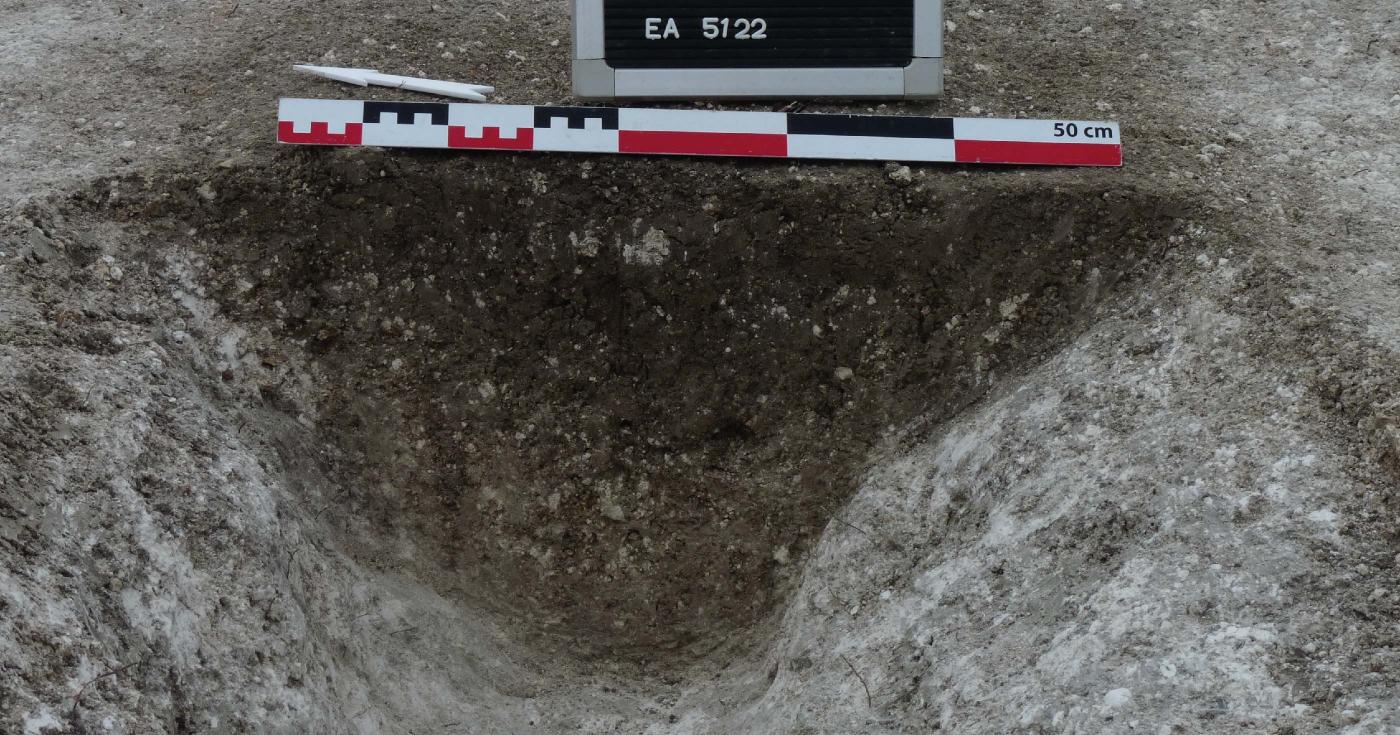Photo d'une coupe archéologique dans un fossé.