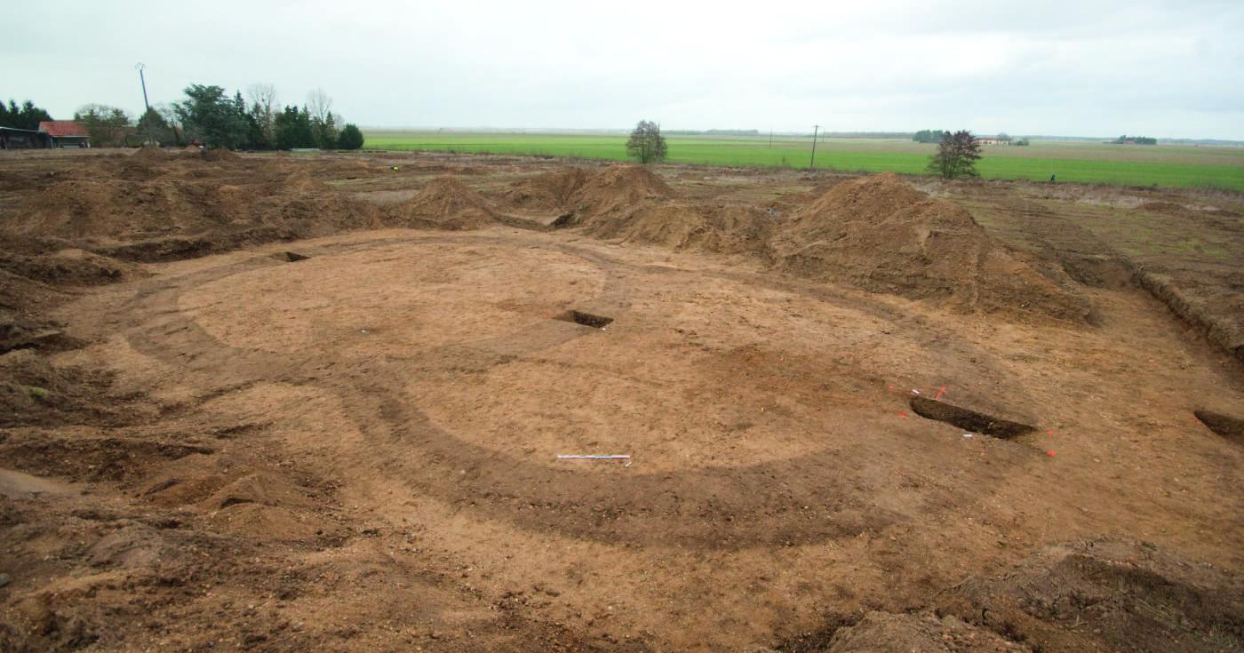 Vue sur le terrain de deux fossés circulaires qui s'entrecoupent.