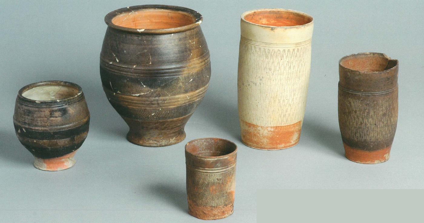 Groupe de cinq gobelets en céramique de formes variées