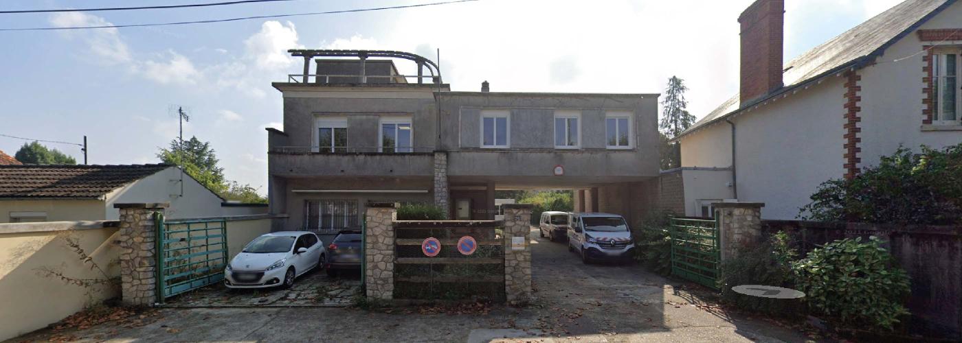 Une vue depuis la rue du bâtiment principal du Service d'archéologie du Département du Loiret