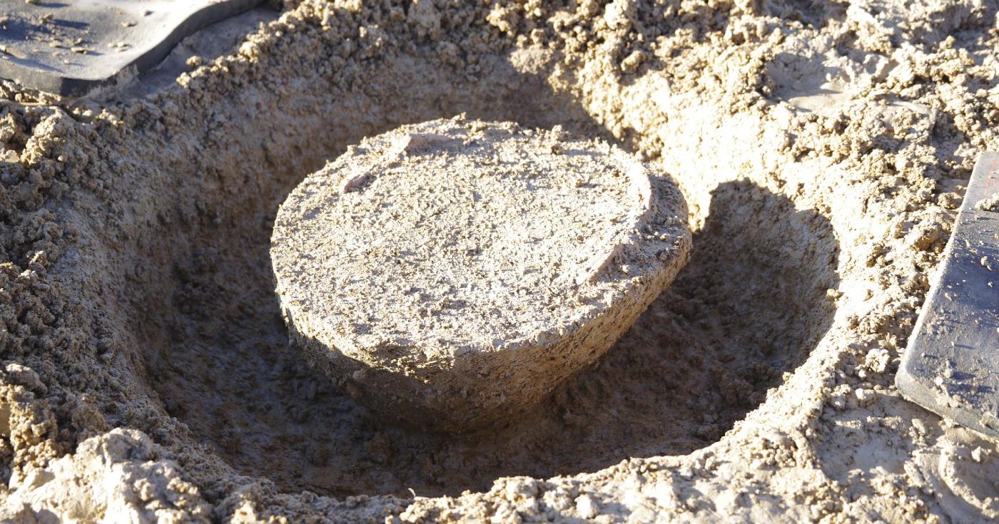 Sur leterrain, on aperçoit une motte de terre détourée par une grande rigole autour d'elle.